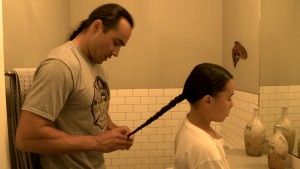 広報写真03(髪の毛を伸ばすことはクリー族にとって大切なこと)