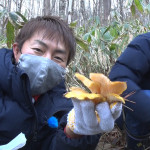 03 ムキタケを見つけた福田さん
